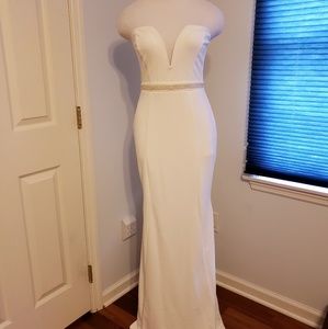 Gorgeous Deep V sweetheart strapless white dress
